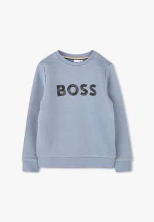Sweatshirt bleu clair avec un col rond et des poignets côtelés. Présente un grand texte noir "BOSS" sur le devant avec une finition texturée.