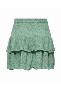 Minifalda verde con estampado floral, cinturilla elástica y diseño de volantes en dos niveles.