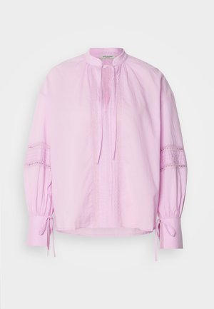 Blusa in cotone rosa con colletto alla mandarina, patta frontale e maniche arricciate, con finiture in pizzo e dettagli con nastri ai polsini.