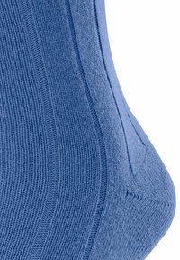 Blaue gerippte Socke aus weichem Stoff mit passgenauer Form und verstärkten Fersen- und Zehenbereichen sowie einer glatten Oberfläche.