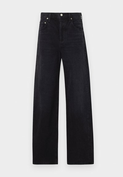 Čierne široké džínsy vyrobené z denimu, s vysokým pásom, piatimi vreckami a viditeľnými striebornými kovovými doplnkami.