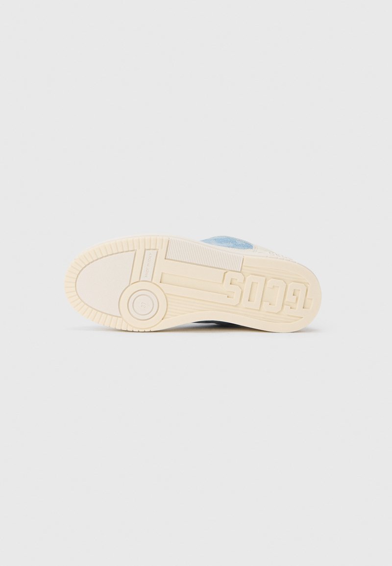 Suola di sneaker bianca con accenti blu, gomma testurizzata per una presa migliore e logo inciso. Forma piatta con bordi arrotondati e motivi circolari.