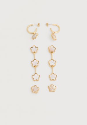 Arany színű fülbevaló pár, virág alakú gyöngyház berakásokkal; az egyik szett rövid karikák függő virágokkal, a másik három összefűzött virággal.