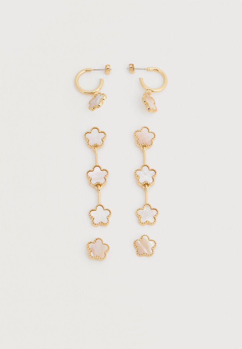 Ζευγάρι σκουλαρίκια σε χρυσό τόνο με διακοσμητικά από φίλντισι σε σχήμα λουλουδιού· ένα σετ είναι κοντές κρίκοι με κρεμαστά λουλούδια, το άλλο έχει τρία συνδεδεμένα λουλούδια.