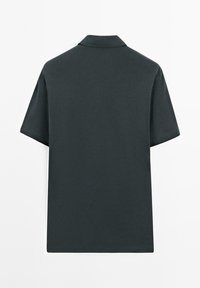 Mörkgrå pikétröja i mjuk bomull, med klassisk krage och korta ärmar. Ren design utan synliga mönster eller utsmyckningar.