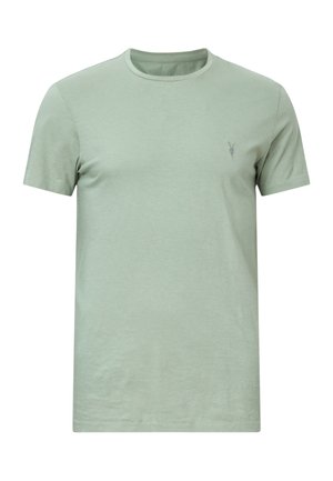 Lichtgroene katoenen t-shirt met een ronde hals, korte mouwen en een klein geborduurd logo op de linkerkant van de borst. Glad textuur, eenvoudig ontwerp.