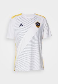 Maglietta bianca a maniche corte con strisce diagonali blu navy e accenti gialli. Presenta un ricamo del simbolo LA Galaxy sul petto e il logo Adidas.