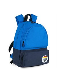 Mochila azul con un compartimento superior con cremallera, bolsillo frontal y acentos negros. Presenta un logo redondo con franjas rojas, amarillas y negras.