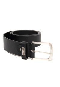 Cinturón de cuero negro con textura suave, hebilla de metal plateado y un acento de logotipo. El diseño es simple y clásico, con líneas limpias.