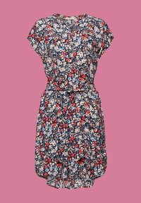 Robe à imprimé floral avec manches courtes, taille cintrée et petites fleurs multicolores sur fond bleu marine, sur fond rose.