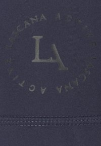 Tessuto activewear di colore blu navy con un logo testurizzato al centro, che presenta "LA" circondato dalla dicitura "LASCANA ACTIVE" disposta in cerchio.