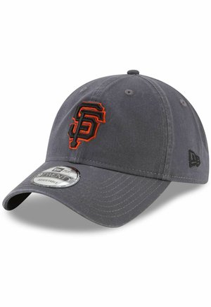 Cappello grigio con visiera curvata, logo "SF" ricamato in arancione, materiale in cotone, cinturino regolabile sul retro e un'etichetta circolare con il marchio.