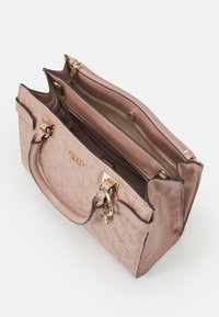 Różowa torebka pikowana z złotymi akcentami, podwójnymi uchwytami i zamykaną na zamek przegrodą. Posiada teksturowany materiał oraz kieszenie wewnętrzne.