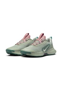 Lys grønne sportssko med pink accenter, strukturerede overdele, flade snørebånd og en polstret sål. Har et stort hvidt Nike swoosh-logo.