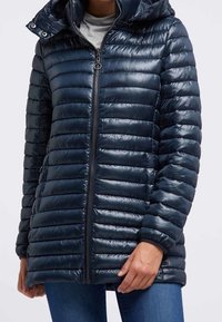 Chaqueta de plumas marina con capucha, diseño acolchado, cremallera frontal y bolsillos laterales. Acabado brillante con mangas acanaladas para un ajuste mejorado.