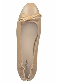 Beige Leder Ballerinas mit runder Zehenpartie, ausgestattet mit einer kleinen Schleife und Kristallakzenten an der Vorderseite, glatte Textur und als Slipper gestaltet.