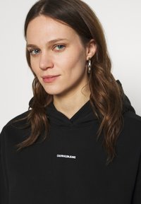 Calvin Klein Jeans MICRO BRANDING  - Jersey con capucha - black