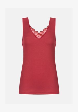 Mouwloos diep rood tanktop met V-hals featuring rode bloemenkant afwerking aan de voorkant tegen een effen achtergrond.