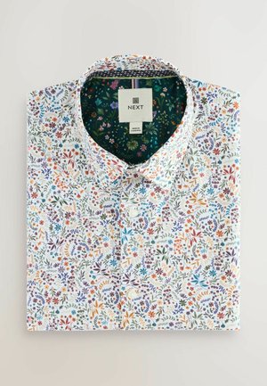 Cămașă scurtă cu mâneci, cu un model floral, având un fundal alb și flori colorate în nuanțe de mov, portocaliu, albastru și verde. Include o căptușeală verde la guler.