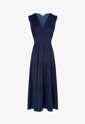 Mouwloze marineblauwe maxi-jurk met diepe V-hals, getailleerde taille, gelaagde rok en subtiele ruches aan de schouderbanden.