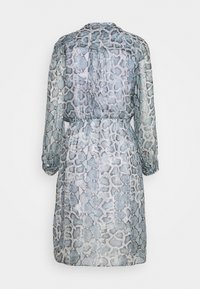 Kirkas, pitkähihainen mekko sinivihreässä ja harmaassa käärmeennahkakuosissa, jossa on joustava vyötärö ja kootut yksityiskohdat selkäpuolella rentoa istuvuutta varten.