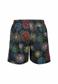 Zwemshorts op een donkere achtergrond met kleurrijke leeuwemblemen in ronde kaders, voorzien van een elastische tailleband en zijzak.