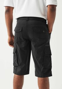 Sort cargo shorts lavet af letvægtsstof med flere lommer, en strækbar talje og en afslappet pasform, med sidelommer og baglommer.