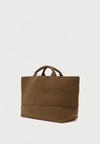 Πλεκτή καφέ τσάντα tote με δύο στρογγυλεμένες λαβές, ορθογώνιο σχήμα, υφή επιφάνειας και χωρίς ορατά μεταλλικά στοιχεία ή διακοσμητικά.