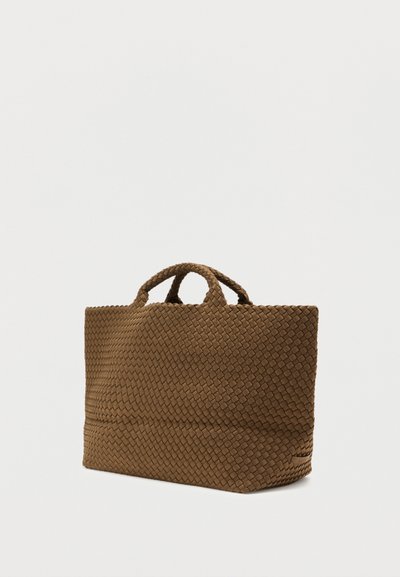 Πλεκτή καφέ τσάντα tote με δύο στρογγυλεμένες λαβές, ορθογώνιο σχήμα, υφή επιφάνειας και χωρίς ορατά μεταλλικά στοιχεία ή διακοσμητικά.