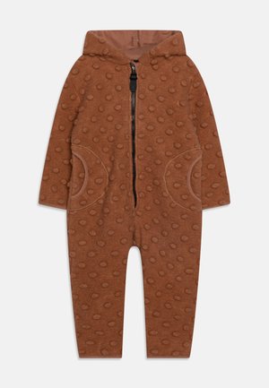 Tuta neonato in pile marrone con cappuccio, zip frontale, motivo a pois in rilievo e due tasche frontali arrotondate.