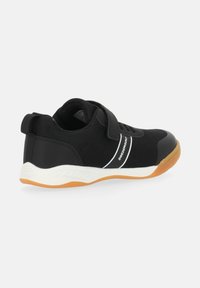 Schwarzer Sportschuh mit Mesh-Obermaterial, weißem Streifen, Klettverschluss und weißer Sohle. Verfügt über eine Gummisohle für Langlebigkeit und Grip.