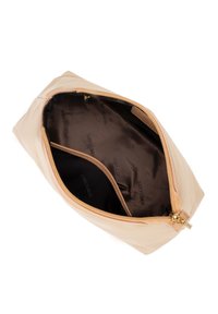 Borsa cosmetica beige realizzata in materiale liscio, con chiusura a zip e interno marrone con motivo a logo. Spaziosa, dotata di un unico scomparto.
