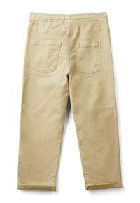 Pantalones beige para niños con cintura elástica, dos bolsillos traseros y dobladillos ajustados, mostrados desde atrás sobre un fondo blanco.
