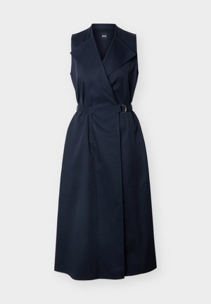 Vestido cruzado sin mangas azul marino con cuello de solapa ancha y cintura con cinturón, de largo hasta la rodilla, hecho de tela suave.