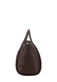 Braune geflochtene Lederhandtasche mit einer einzigartigen runden Form und zwei oberen Griffen. Verfügt über eine strukturierte Oberfläche und einen goldenen Hardware-Verschluss.