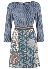 Robe à manches longues, haut à motif géométrique bleu et jupe patchwork avec des motifs floraux et feuilles dans des tons bleus, marron et blanc.