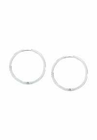 Orecchini a cerchio in argento con superficie liscia e design sottile e arrotondato, caratterizzati da un sottile dettaglio testurizzato lungo il bordo.
