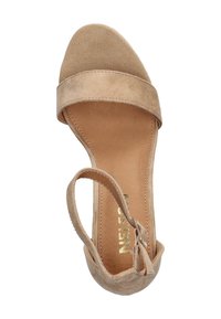 Beige suede sandaal met een brede teenband, enkelband met gespsluiting en een gladde binnenzool. Voorzien van een licht verhoogde hak.