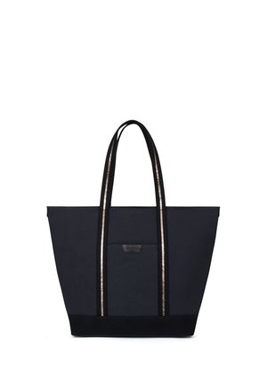 Zwarte tote bag van canvas met contrasterende zwarte randen, voorzien van metalen gestreepte handvatten en een voorvak met een logo-label.