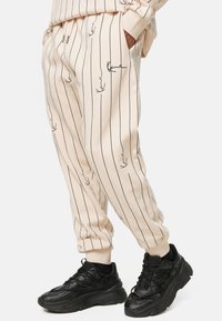 Karl Kani Träningsbyxor - beige
