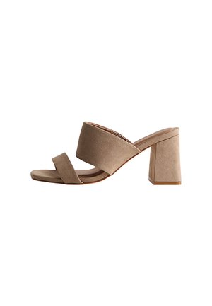 Beige suède open-toe mule sandaal met twee brede banden en een stevige blokhak.