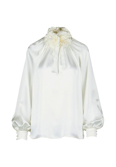 Blusa bianca in satin con collo alto arricciato, decorata con dettagli floreali e maniche a sbuffo lunghe. Completata con dettagli di bottoni ai polsini.
