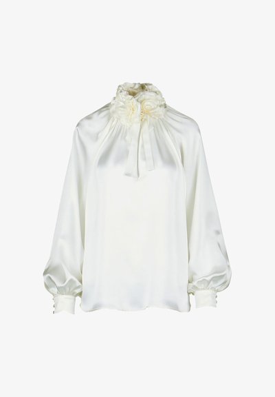Blusa bianca in satin con collo alto arricciato, decorata con dettagli floreali e maniche a sbuffo lunghe. Completata con dettagli di bottoni ai polsini.