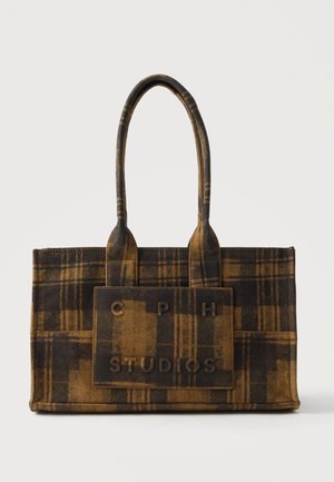 Sac cabas à carreaux marron et noir avec deux poignées et un écusson avant affichant le texte "CPH STUDIOS" en lettres en relief.