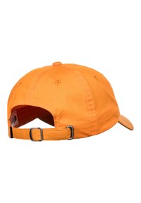 Gorra de béisbol de algodón naranja con correa ajustable en la parte posterior, visera curvada y detalle de costura a lo largo de la corona.