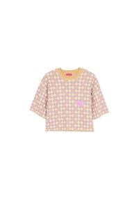 Chemise tricotée à manches courtes avec un motif en losanges violet et jaune, un col rond et un patch logo rose sur le devant à gauche.