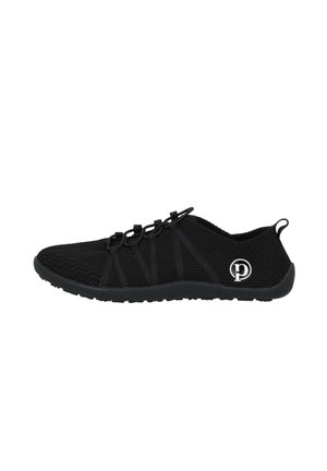 Schwarze Sportschuhe mit einem strukturierten Strick-Obermaterial. Verfügt über elastische Schnürsenkel und eine flache Gummisohle. Logo an der Seite und minimalistisches Design.