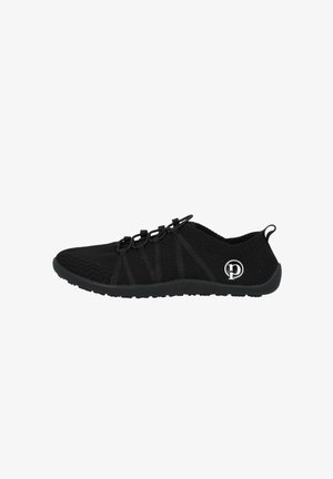 Scarpe sportive nere con tomaia in maglia testurizzata. Dotate di lacci elastici e suola in gomma a profilo basso. Logo sul lato e design minimale.