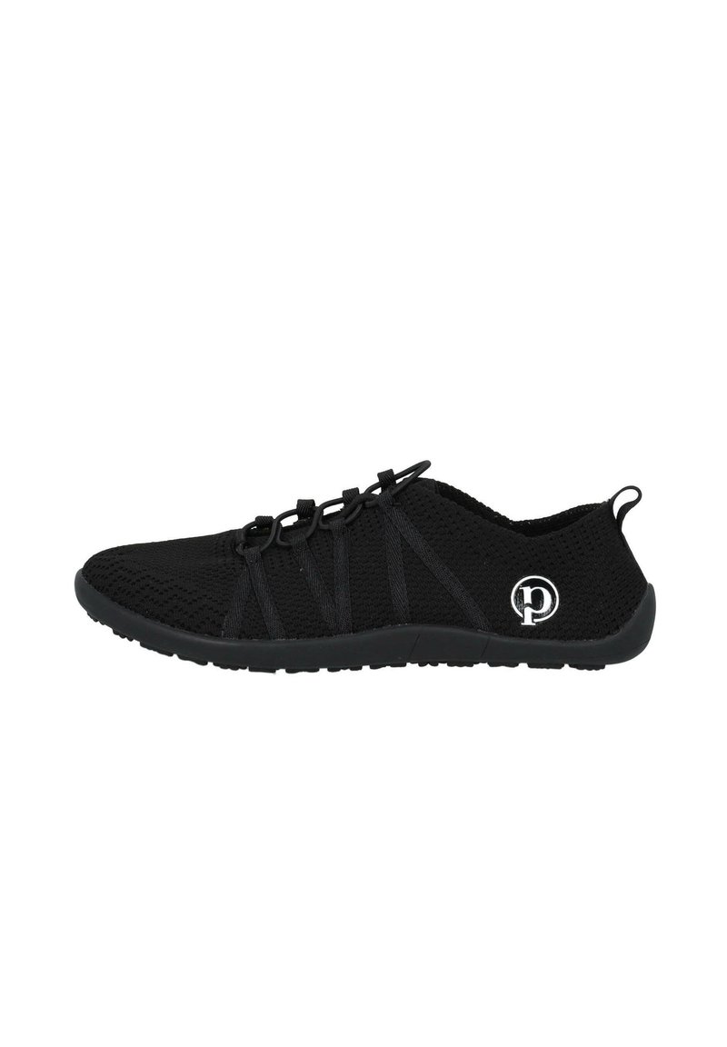 Schwarze Sportschuhe mit einem strukturierten Strick-Obermaterial. Verfügt über elastische Schnürsenkel und eine flache Gummisohle. Logo an der Seite und minimalistisches Design.