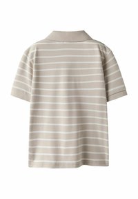 Kortärmad polo i ljusbeige med tunna vita horisontella ränder, med klassisk krage och mjuk, slät textur.